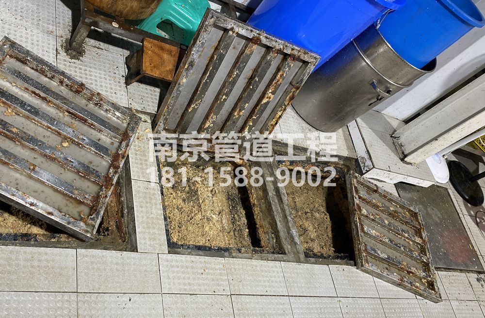 278大影壁城管中队食堂隔油池清理